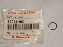 Стопорное кольцо поршневого пальца Kawasaki KX125/KX250/KX250F/KX65 OEM 92036-007